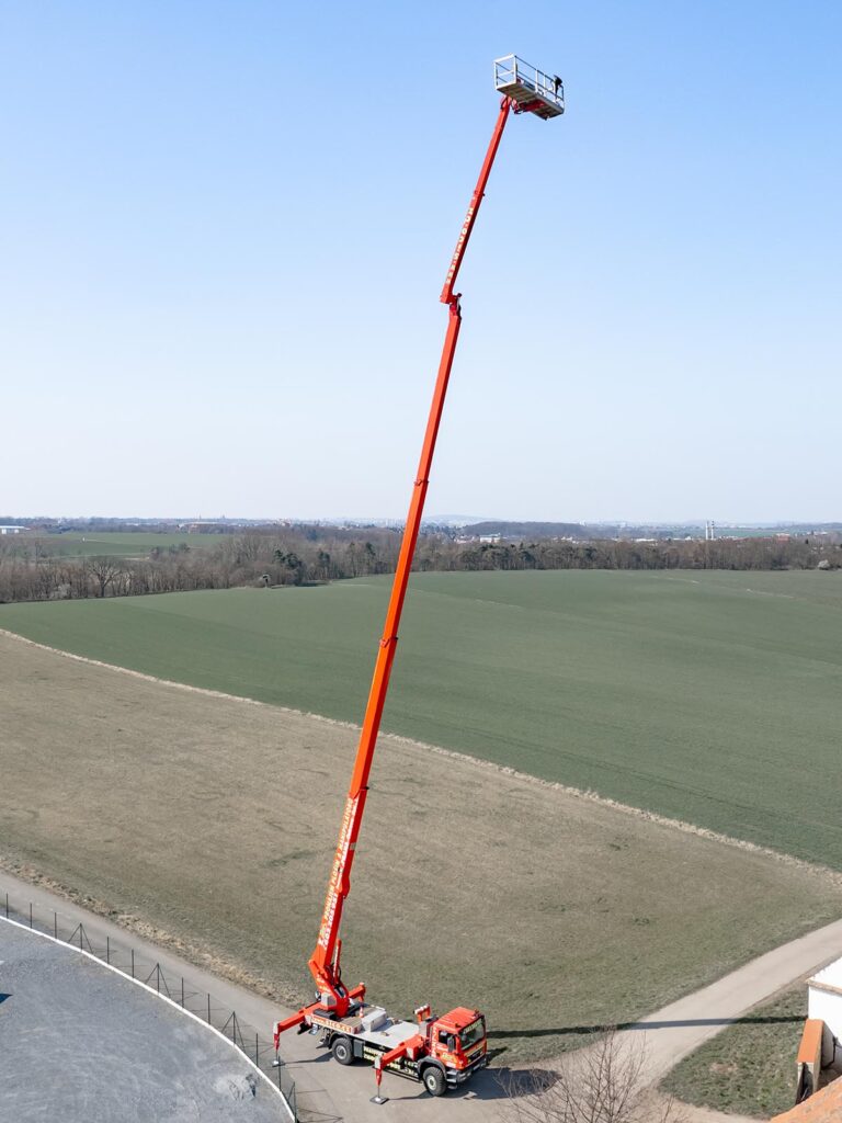 Maximální pracovní výška MAN TGM 4x4 WT450 je 45 metrů.