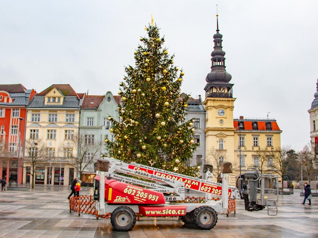 DINOlift 240 RXT, Vánoční strom v Ostravě