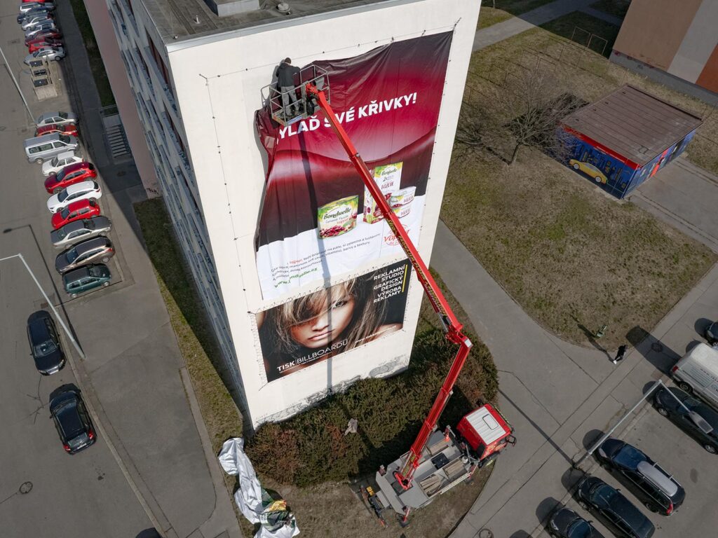 Instalace billboardů a reklamních plachet s autoplošinou IVECO 4x4 Cela DT28