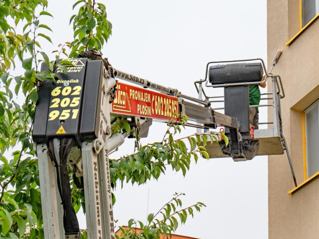 Přívěsná pracovní plošina DINOlift 160XT má stranový dosah až 9,1 metru.