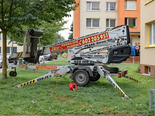 Přívěsnou pracovní plošinu DINOlift 160XT je možné provozovat na elektřinu (230 V) - tedy bezemisně a tiše