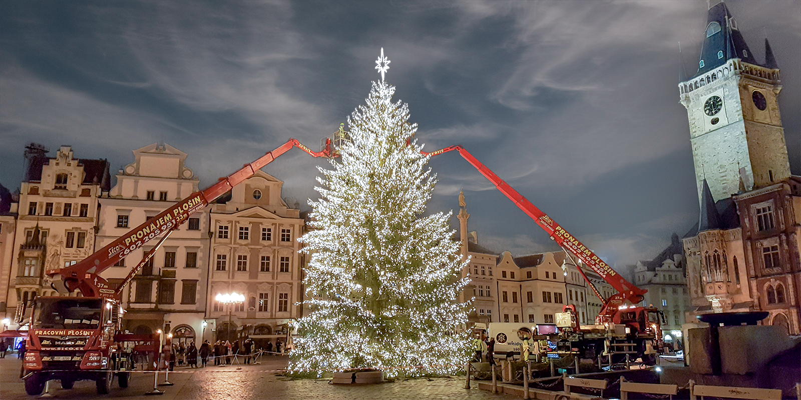 Instalace vánoční dekorace na Staroměstském náměstí